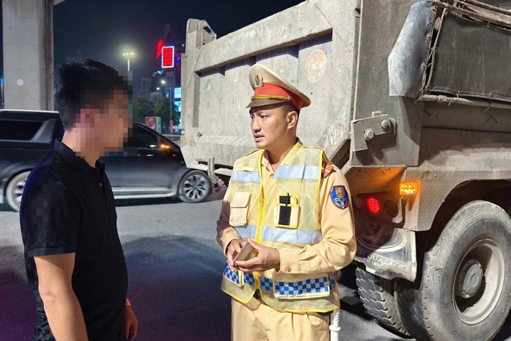 CSGT kiểm tra, xử lý vi phạm trong hoạt động vận tải VLXD.