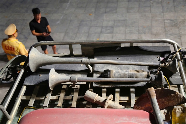 Dàn còi hơi được lắp trên nóc xe tải.