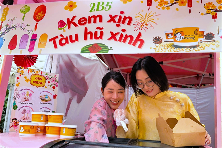 Ban đại diện cha mẹ học sinh lớp tại một trường tiểu học ở Hà Nội tham gia tổ chức gian hàng tại hội chợ của trường cho các con. Ảnh: PHCC/ Theo báo VietNamNet.