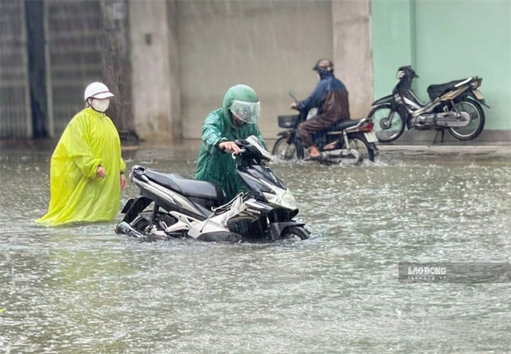 Mưa lớn gây ngập diện rộng ở khu vực phía nam Đà Nẵng, đường phố biến thành sông. Ảnh: Nguyễn Hoàng chụp chiều 8/10