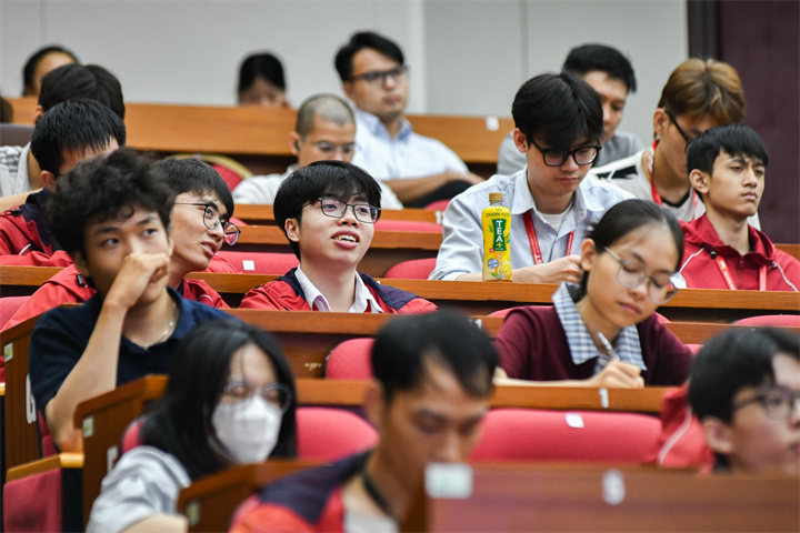 Mỗi sinh viên Bách khoa sẽ nhận 100.000 đồng nhân kỷ niệm 70 năm thành lập trường. Ảnh: HUST