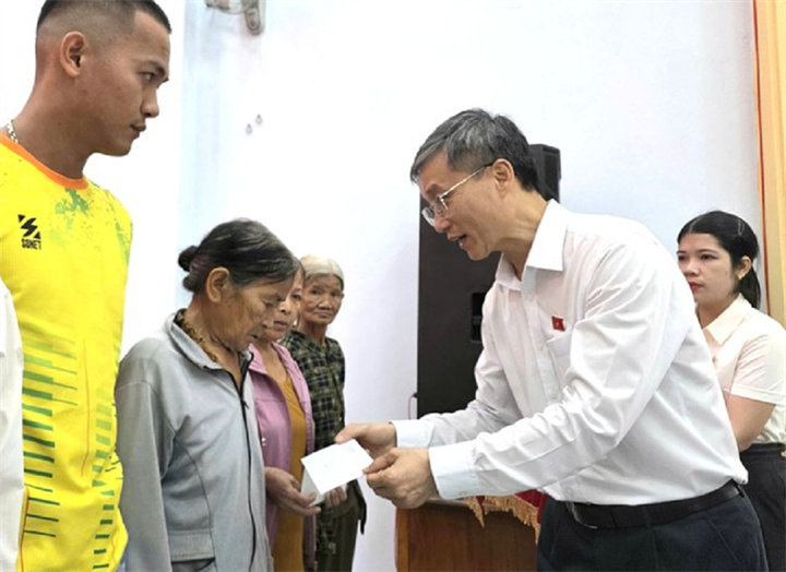 Ông Nguyễn Khánh Ngọc trao tặng 20 phần quà cho các gia đình chính sách và hộ có hoàn cảnh khó khăn trên địa bàn xã Việt An.