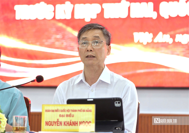 Ông Nguyễn Khánh Ngọc, Chủ tịch Hội Luật gia Việt Nam, trao đổi về những vướng mắc trong giải quyết thủ tục hành chính mà cử tri phản ánh.