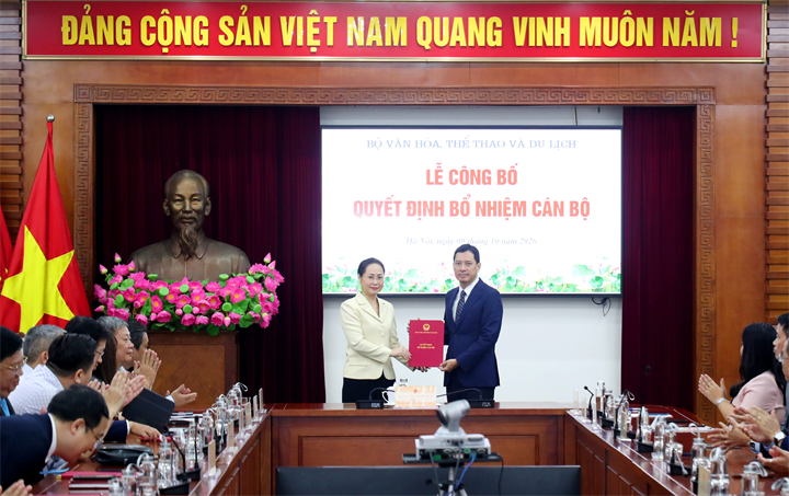 Ông Lê Quang Tự Do nhận quyết định điều động, bổ nhiệm giữ chức Cục trưởng Cục Báo chí. Ảnh: Thanh niên