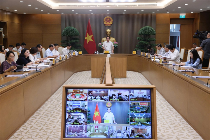 Phó Thủ tướng Lê Tiến Châu chủ trì cuộc làm việc về tiến độ sắp xếp các cơ sở giáo dục mầm non, giáo dục phổ thông; tình hình, tiến độ triển khai xây dựng và vận hành các trường phổ thông nội trú liên cấp tại các xã biên giới (Ảnh: Thu Sa).