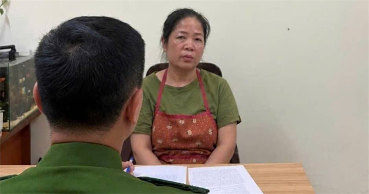 Nguyễn Thị Hoa tại cơ quan Công an. (Ảnh: Công an Hà Nội)