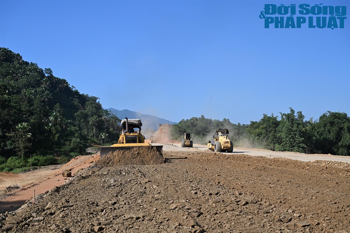 Trên công trường, liên danh Công ty CP đầu tư và XDGT Phương Thành - Công ty CP Xây dựng Đèo Cả - TCT Xây dựng Trường Sơn - Công ty CP Tập đoàn Đèo Cả đang tổ chức 43 mũi thi công chính với khoảng 482 đầu máy, thiết bị.