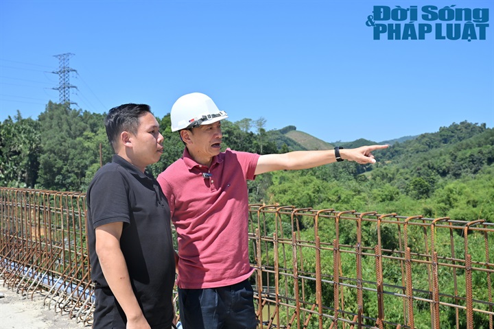 Ông Lê Đức Hoài, Phó Giám đốc điều hành dự án cao tốc Chợ Mới - Bắc Kạn trao đổi với PV Đời sống & Pháp luật về tiến độ dự án.