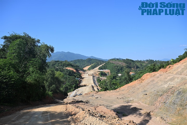Dự án cao tốc Chợ Mới - Bắc Kạn có tổng chiều dài tuyến khoảng 28,8km. Trong đó, tuyến cao tốc Chợ Mới - Bắc Kạn dài khoảng 28,4km; đoạn tuyến nối dài khoảng 0,4km. Tuyến cao tốc này được  đầu tư quy mô 4 làn xe, bề rộng nền đường 22m, vận tốc thiết kế 80 km/h. Tuyến nối đầu tư bề rộng nền đường 12m.