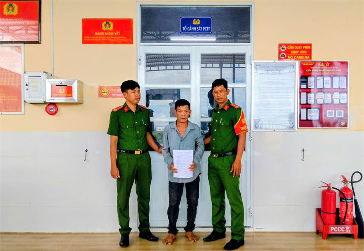 Điều tra viên được bố trí tại Công an xã Vĩnh Lợi thi hành Lệnh bắt bị can để tạm giam đối với Nguyễn Văn Rành/Ảnh: Trang TTĐT Công an thành phố Cần Thơ