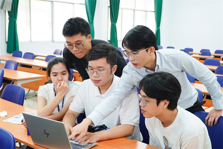 Học viên, giảng viên trường Đại học Khoa học Tự nhiên, Đại học Quốc gia TP.HCM, trong một buổi sinh hoạt học thuật, ngày 8/5. Ảnh: HCMUS
