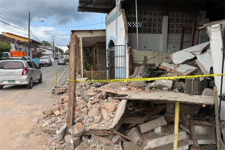 Nhà cửa bị sập do động đất. Ảnh: Reuters