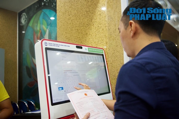 Các thao tác đăng ký được thực hiện trên hệ thống trực tuyến với sự hỗ trợ của cán bộ tại quầy. Ảnh: Di Hân