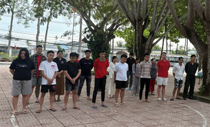 Các đối tượng có liên quan đến đường dây lừa đảo tại thời điểm bị phát hiện. Ảnh: Cổng TTĐT Công an Cần Thơ