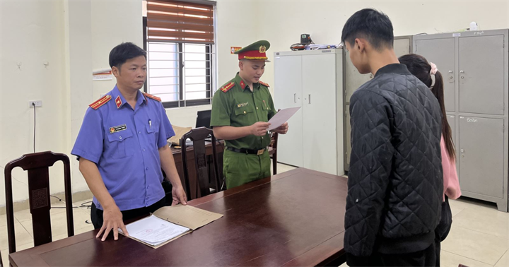 Cán bộ Cơ quan Cảnh sát điều tra công bố Quyết định khởi tố vụ án, khởi tố bị can đối với Hoàng Quốc N. (Ảnh: Công an Phú Thọ)