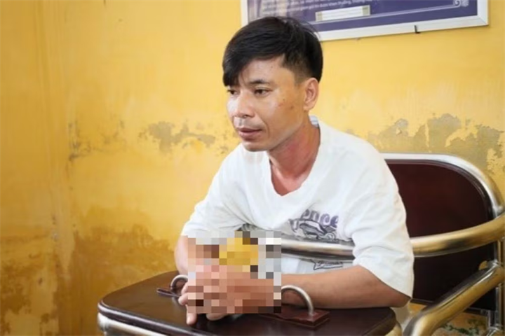 Đối tượng Trần Chí Công tại cơ quan công an. Ảnh: Tiền phong