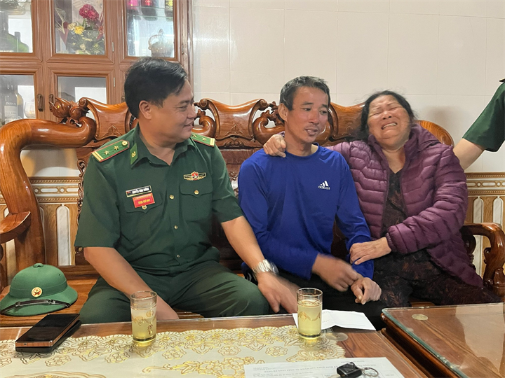 Người thân xúc động khi ông Cường trở về sau tai nạn. Ảnh: Thanh Lộc/Thanh Niên