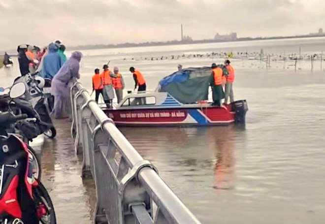 Lực lượng cứu hộ dầm mưa, xuyên đêm tìm người đàn ông mất tích trên sông Trường Giang, TP Đà Nẵng. Ảnh: Công an Núi Thành/Lao động