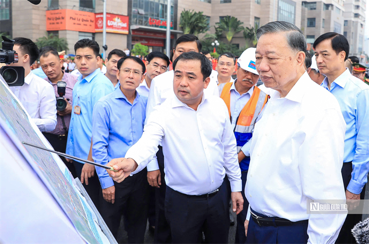 Tổng Bí thư, Chủ tịch nước Tô Lâm cùng lãnh đạo Trung ương và Thành phố Hà Nội kiểm tra tiến độ Dự án đường Vành đai 2,5 đoạn qua địa bàn phường Cầu Giấy (Ảnh: Quang Thái).