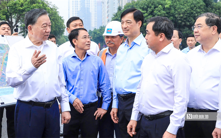 Tổng Bí thư, Chủ tịch nước Tô Lâm trao đổi với lãnh đạo Trung ương, Thành phố Hà Nội và phường Cầu Giấy (Ảnh: Quang Thái).