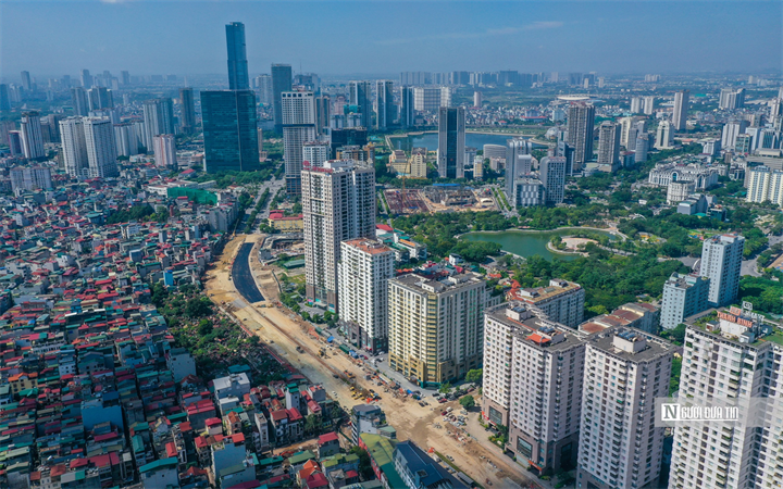 Cùng với đoạn Vũ Phạm Hàm - Trần Duy Hưng dài 0,6km; đoạn Ngụy Như Kon Tum - Nguyễn Trãi dài 0,91km, rộng 40m, đoạn Dịch Vọng - Dương Đình Nghệ dài 0,71km được triển khai xây dựng theo lệnh khẩn cấp của Chủ tịch UBND Thành phố Hà Nội. (Ảnh chụp ngày 4/10).