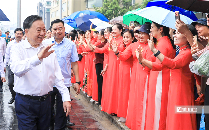 Tổng Bí thư, Chủ tịch nước Tô Lâm thăm hỏi người dân phường Cầu Giấy (Ảnh: Quang Thái).