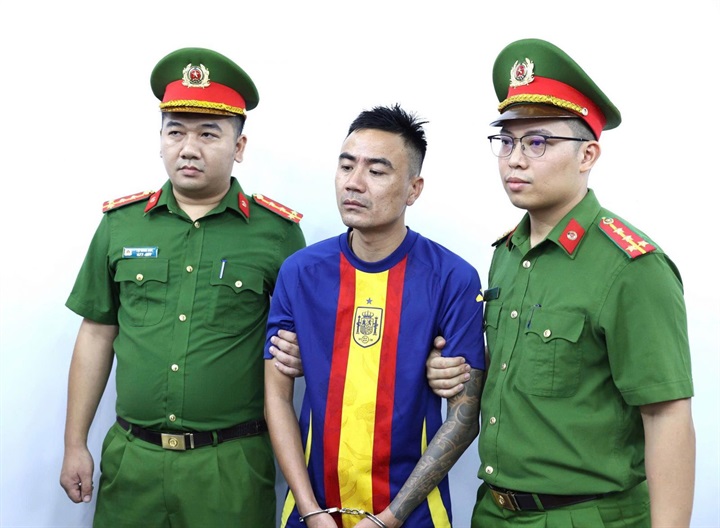 Cơ quan Cảnh sát điều tra Công an tỉnh Ninh Bình thi hành Lệnh bắt bị can để tạm giam đối với Nguyễn Văn Thắng. (Ảnh: Công an Ninh Bình)