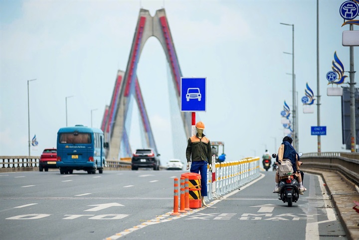 Trên cầu được phân làn cho ô tô - xe máy.