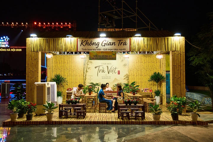 Không gian Trà “Tinh hoa trà Việt – Gửi trọn tâm người” tái hiện nét thưởng trà thanh tao của người Hà Nội.