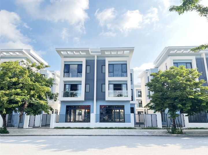 Những dãy biệt thự An Quý Villa nằm đối diện Công viên Thiên văn học, nơi mùa hội đến ngay trước hiên nhà.