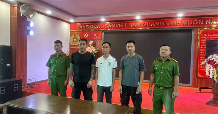 Hưng "Lộc, Nam "phập" và Hải Nam Media tại cơ quan công an. (Ảnh: Công an Lào Cai)