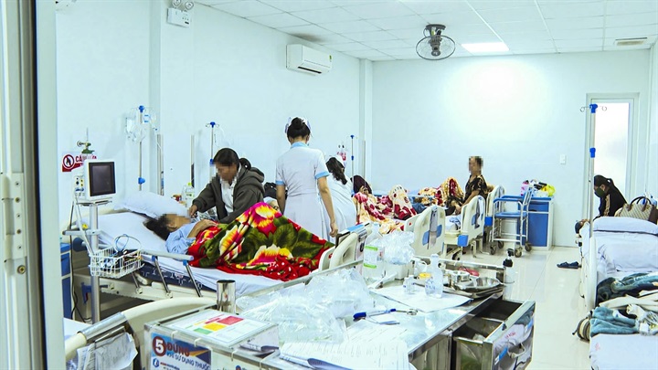 Các bệnh nhân nghi bị ngộ độc thực phẩm sau khi ăn bánh mì đang được điều trị tại Bệnh viện đa khoa tư nhân Phúc Hưng. ẢNH: DUY HƯNG/Thanh Niên