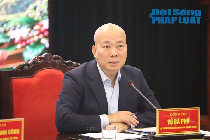 Ông Phú khẳng định phía Cục Xúc tiến thương mại sẵn sàng phối hợp trao đổi thông tin về các chương trình, hội chợ, triển lãm và đoàn giao dịch thương mại phù hợp; hướng dẫn tỉnh, doanh nghiệp tìm hiểu điều kiện đăng ký, chuẩn bị hồ sơ sản phẩm và kết nối với các đơn vị chủ trì. Ảnh: Nguyễn Lâm