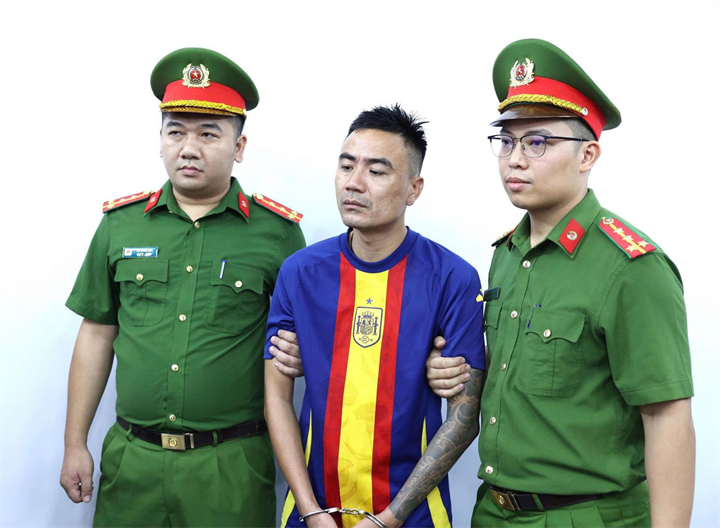 Cơ quan Cảnh sát điều tra Công an tỉnh Ninh Bình thi hành Lệnh bắt bị can để tạm giam đối với Nguyễn Văn Thắng. (Ảnh: Công an Ninh Bình)