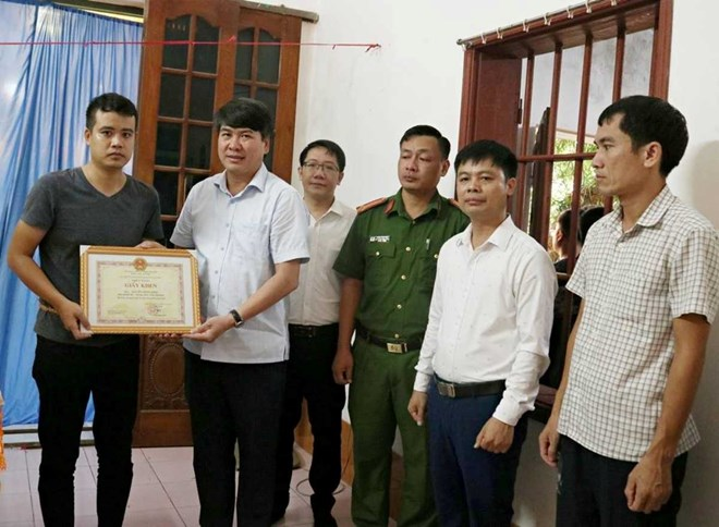 Lãnh đạo xã Giao Thủy, tỉnh Ninh Bình trao giấy khen truy tặng, ghi nhận hành động dũng cảm cứu 2 cháu nhỏ của ông K. Ảnh: Xã Giao Thủy