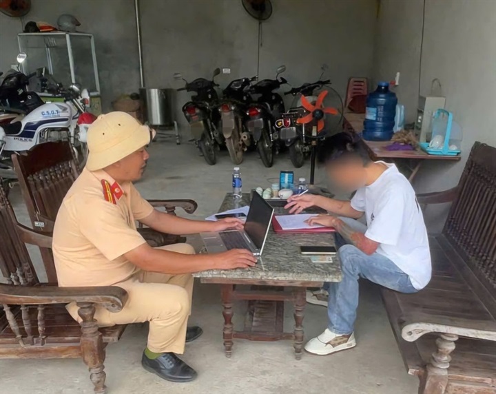Lực lượng công an làm việc với người vi phạm. Ảnh: Công an Thanh Hóa