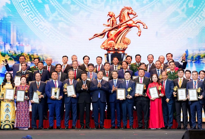 Phó Thủ tướng Thường trực Chính phủ Phạm Gia Túc chúc mừng các Doanh nhân được vinh danh Doanh nhân Việt Nam tiêu biểu - Cúp Thánh Gióng năm 2026. Nguồn ảnh Geleximco