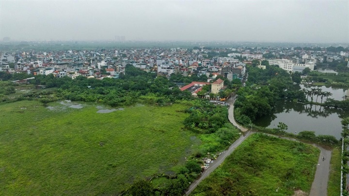 Lợi thế của Vĩnh Hưng không thực sự được phát huy khi không gian đô thị qua nhiều giai đoạn, dần trở nên nhếch  nhác, thiếu đồng bộ với khu dân cư, đất nông nghiệp, ao hồ và cơ sở sản xuất công nghiệp đan xen.