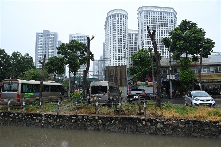 Sở hữu vị trí gần các khu đô thị lớn như Times City, Gamuda City, kết nối với những trục giao thông quan trọng như Tam Trinh, Lĩnh Nam và nằm giữa Vành đai 2, Vành đai 3, Vĩnh Hưng có nhiều lợi thế về liên kết đô thị. Thế nhưng, trái ngược với diện mạo hiện đại của các khu đô thị lân cận, không ít khu dân cư tại đây vẫn mang dáng dấp phát triển tự phát, hạ tầng thiếu đồng bộ, đường sá chật hẹp và cảnh quan còn nhếch nhác.