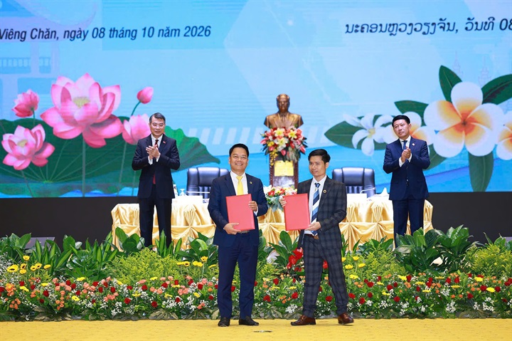 Tại Hội nghị xúc tiến đầu tư Việt Nam - Lào chiều 8/10 tại Thủ đô Vientiane, 17 giấy chứng nhận đầu tư và thỏa thuận hợp tác của doanh nghiệp đã được Thủ tướng hai nước chứng kiến, trong đó, Savan 2 là hợp tác lớn nhất. Ảnh: Dương Giang