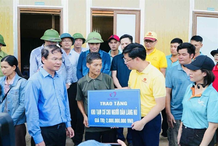 Đại diện Quỹ Thiện Tâm trao tặng hỗ trợ xây dựng khu tạm cư cho người dân Làng Lũ sau bão Yagi. Nguồn ảnh Vingroup