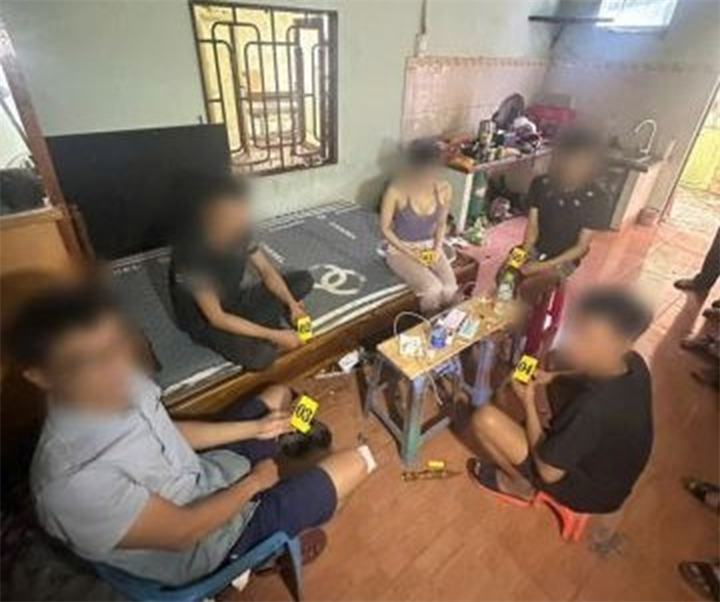 Nhóm 5 đối tượng bị bắt quả tang khi sử dụng ma túy đá. Ảnh Công an Quảng Ngãi