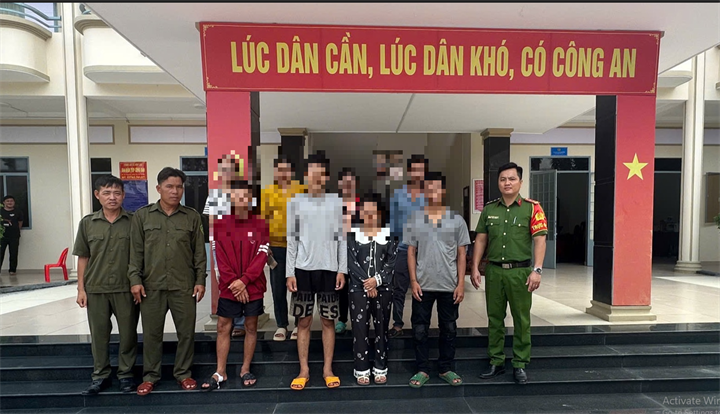 Các thanh thiếu niên được bàn giao cho gia đình. Ảnh: Trang TTĐT Công an tỉnh Tây Ninh