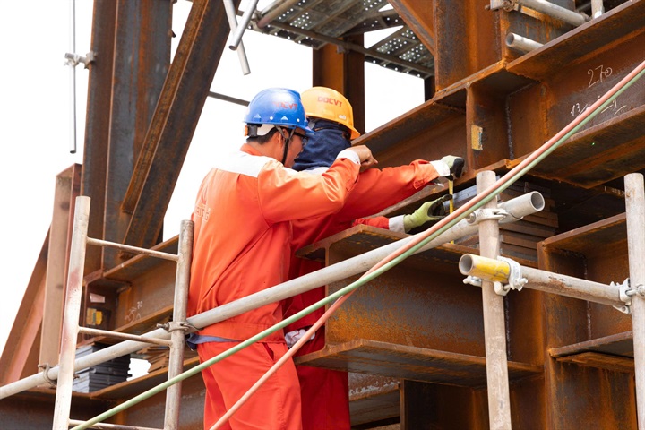 Cầu đi bộ qua sông Sài Gòn thử tải thành công, tiến gần đến giai đoạn hợp long - 1