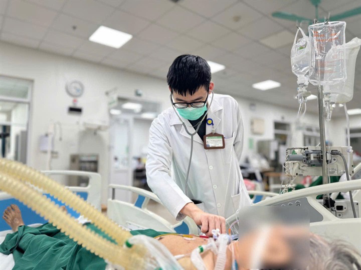 Cúm A diễn biến nguy hiểm, bác sĩ sĩ cảnh báo người cao tuổi, người mắc bệnh nền chớ chủ quan. Ảnh: BVCC