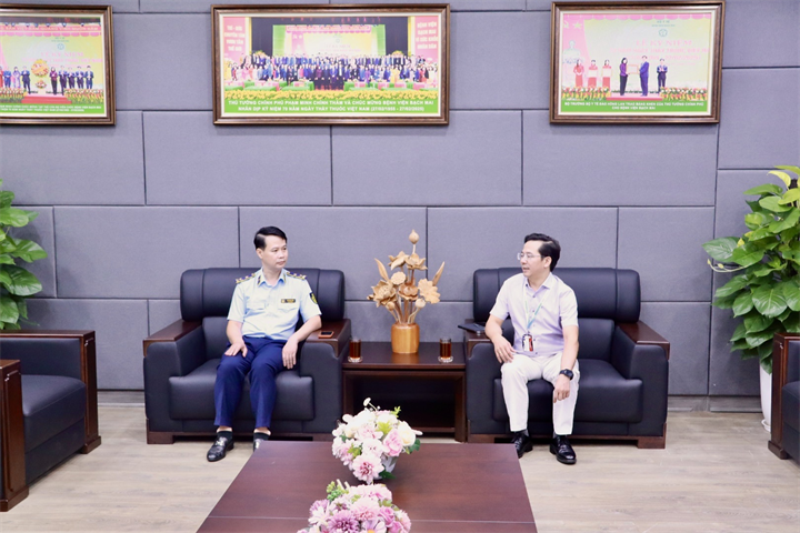 Đồng chí Kiều Đình Cảnh, Phó Chi cục trưởng Chi cục QLTT thành phố Hà Nội (bên trái), trao đổi với PGS.TS Vũ Văn Giáp, Phó Giám đốc Bệnh viện Bạch Mai (bên phải). Ảnh: QLTTHN