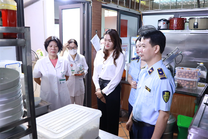 Đồng chí Kiều Đình Cảnh, Phó Chi cục trưởng Chi cục QLTT thành phố Hà Nội (ngoài cùng bên phải), cùng TS.BS Vũ Thị Thanh, Trưởng khoa DDLS, Bệnh viện Bạch Mai (ngoài cùng bên trái), tại buổi làm việc.