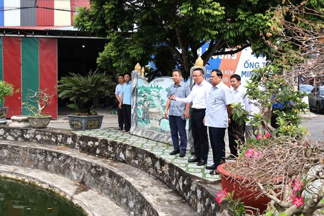 Lãnh đạo thành phố kiểm tra khu vực hai cháu xảy ra tai nạn. Ảnh: Cổng TTĐT Hải Phòng