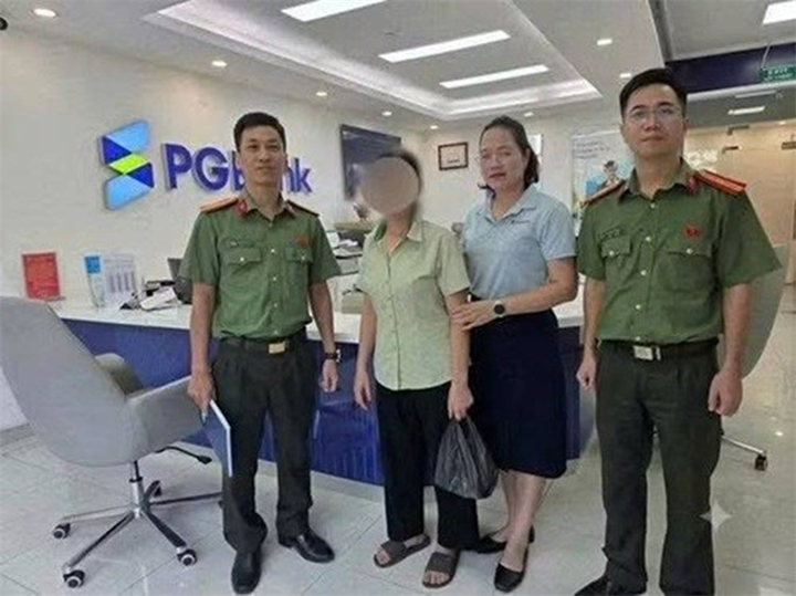 Công an phường Long Biên Hà Nội đã kịp thời xác minh, ngăn chặn một trường hợp có dấu hiệu bị lừa đảo qua mạng xã hội. Ảnh: Công an Hà Nội