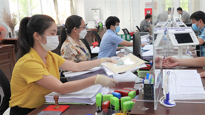 UBND TP.HCM quy định 4 mức hưởng thu nhập tăng thêm đối với cán bộ, công chức, viên chức và người lao động, căn cứ kết quả đánh giá, xếp loại hằng quý. Ảnh: Sỹ Đồng/Thanh Niên
